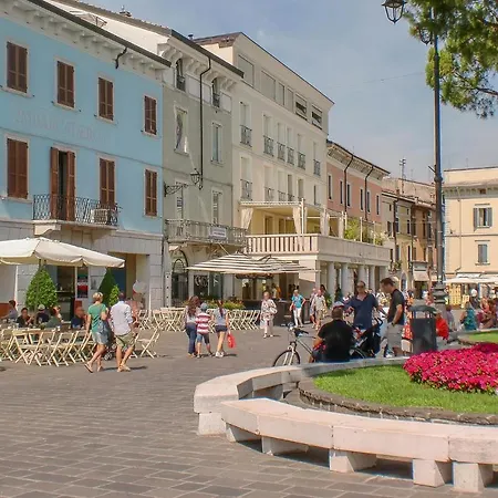 Lägenhet Awesome In Manerba del Garda